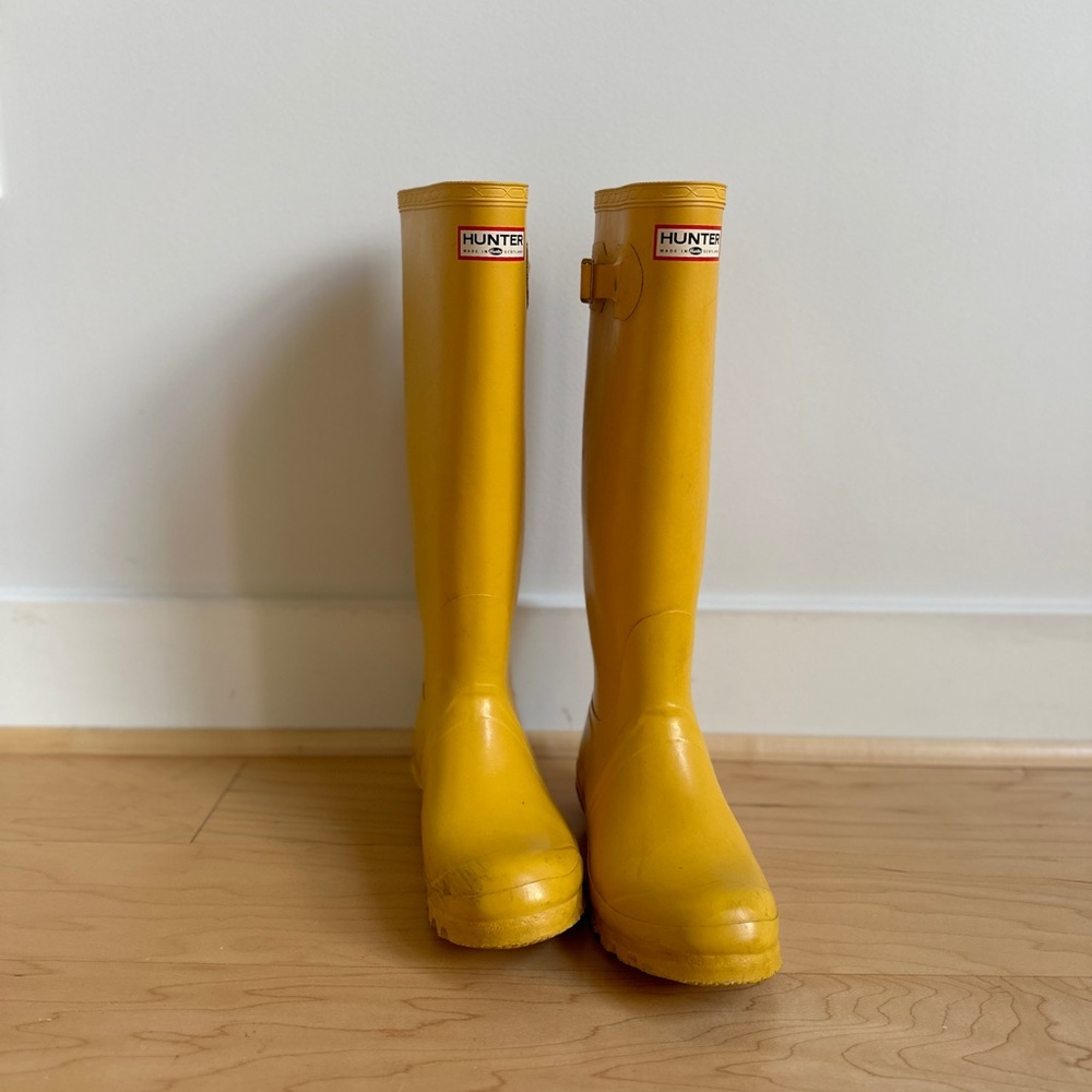 Tall Yellow Hunter Boots Size 8 US 39 Euro 6 UK (Made in Scotland)